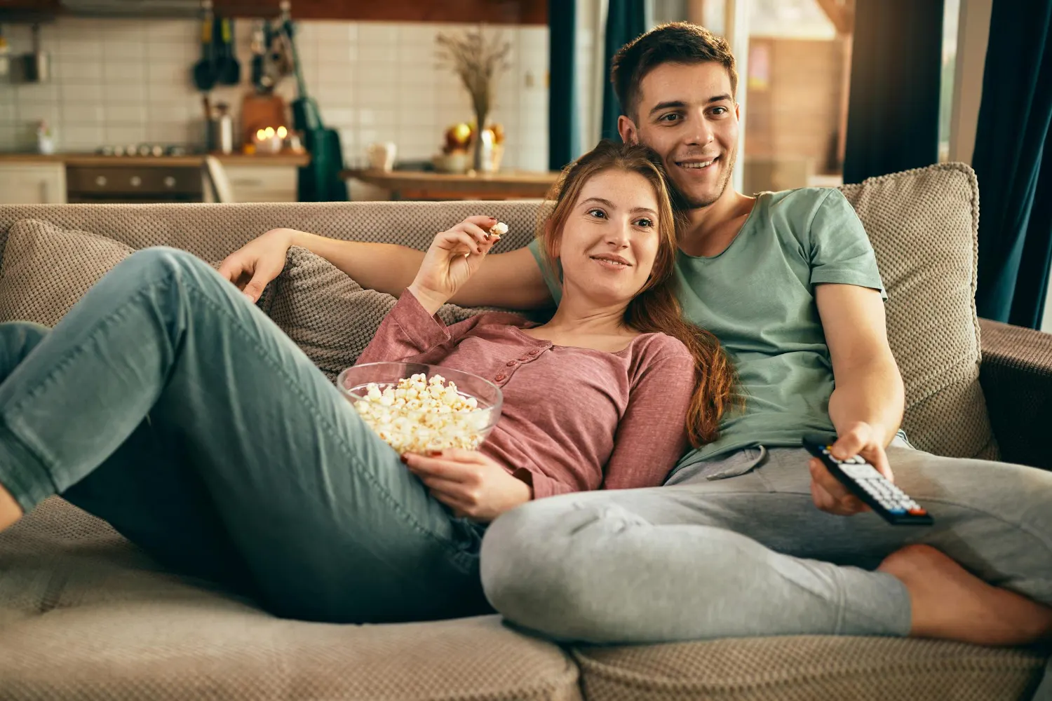 Homme souriant pointant vers l'abonnement IPTV mensuel sans engagement de Direct IPTV